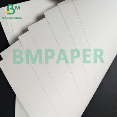 Hoge sterkte en vouwvermogen en milieubescherming Super trekkrachtige witte kraftpapier voor tassen