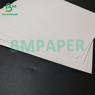 Hoge sterkte en vouwvermogen en milieubescherming Super trekkrachtige witte kraftpapier voor tassen