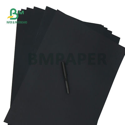 150 gm 200 gm Zwart kraftpapier voor cadeauverpakkingen 70 x 100 cm Goede stijfheid