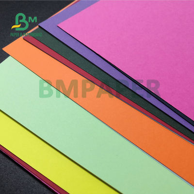230 gm Meerdere gekleurde karton papier bindend deksel Hoge stijfheid 22 &quot;x 28&quot;