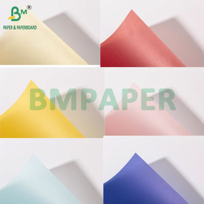 110 gram kleurenpapier 787 mm bij 1092 mm halftranslucent geperleerd goudsplinterpapier