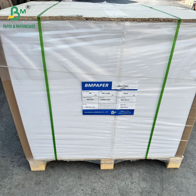 80 gm eenzijdig gecoat glanzend wit kunstpapier voor plakpapier 65 x 95 cm