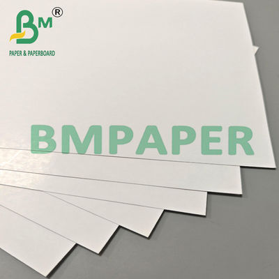 300 gr. Zwart kernafdruk, blanco reclame papier voor pokerkaarten.